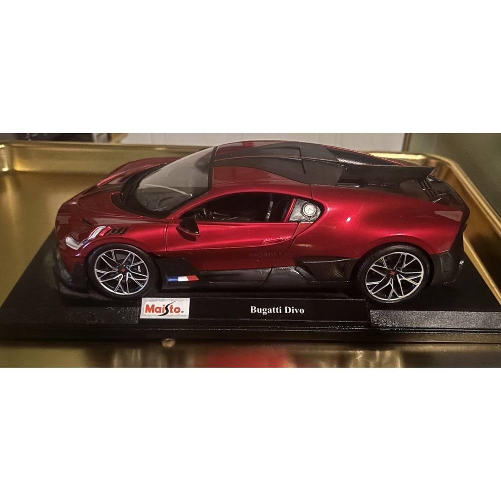 Maisto 1/18 Scale Diecast Bugatti Divo - Red/Black